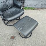Fauteuil et repose pied cuir design scandinave