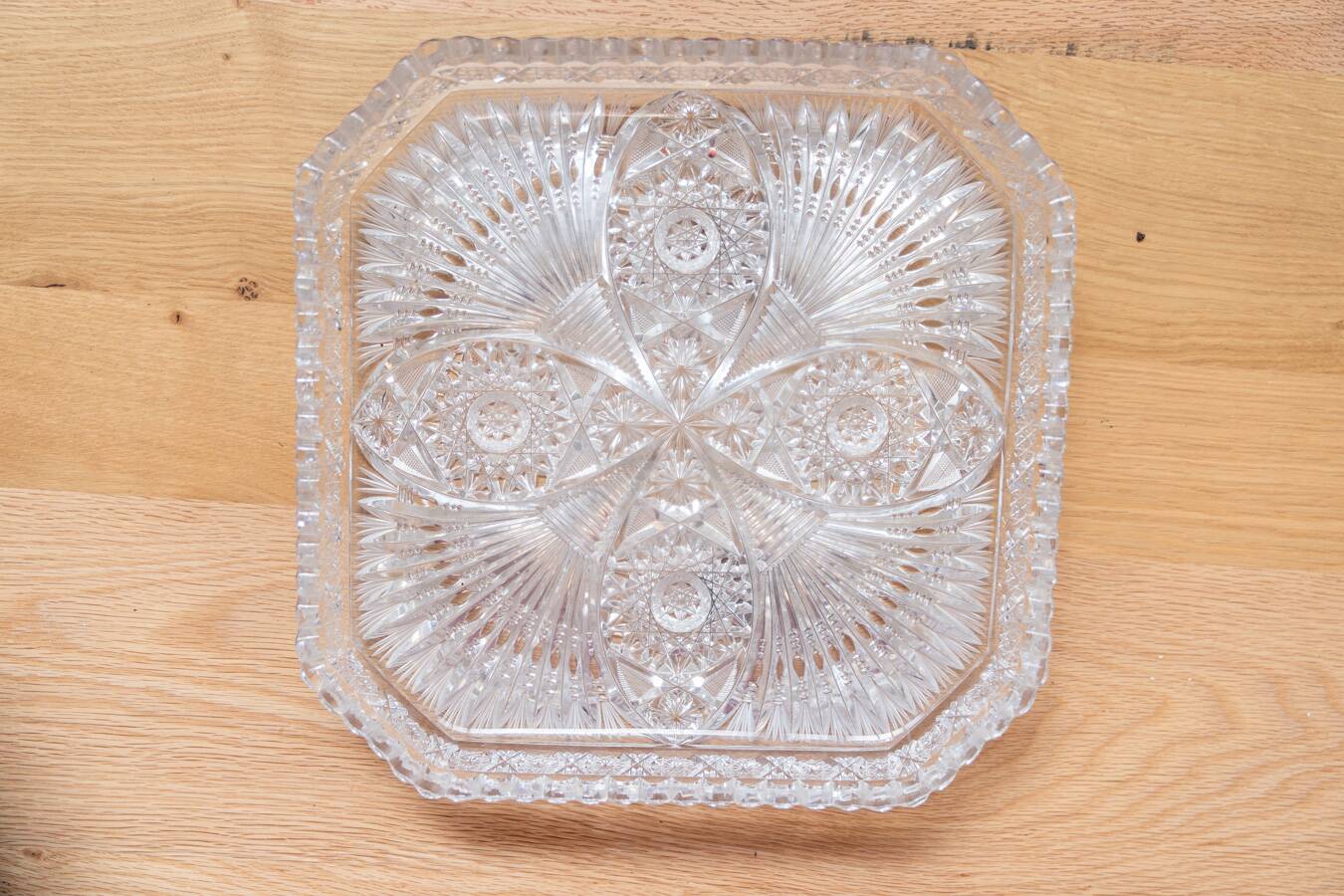 Square tray in Bohemian crystal, hand carved.