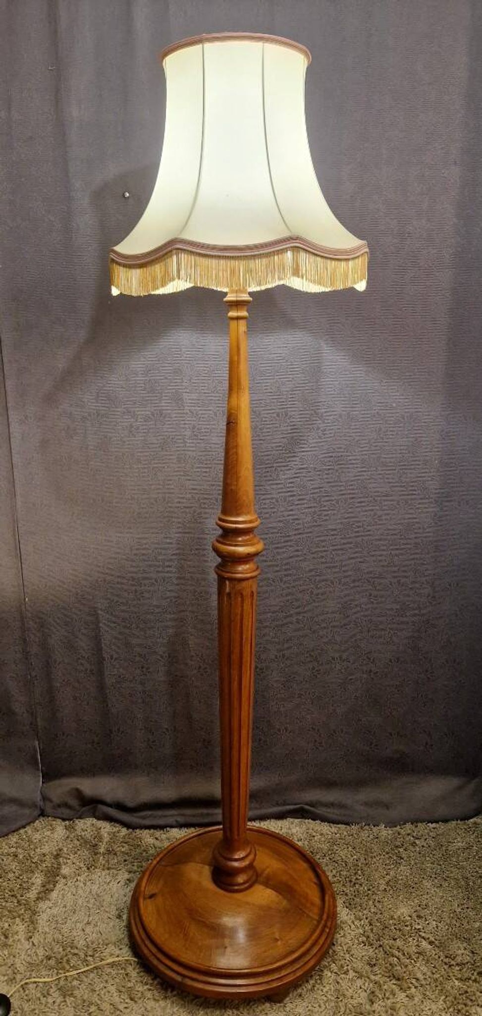 Lampadaire en merisier XXe