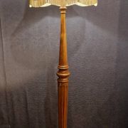 Lampadaire en merisier XXe