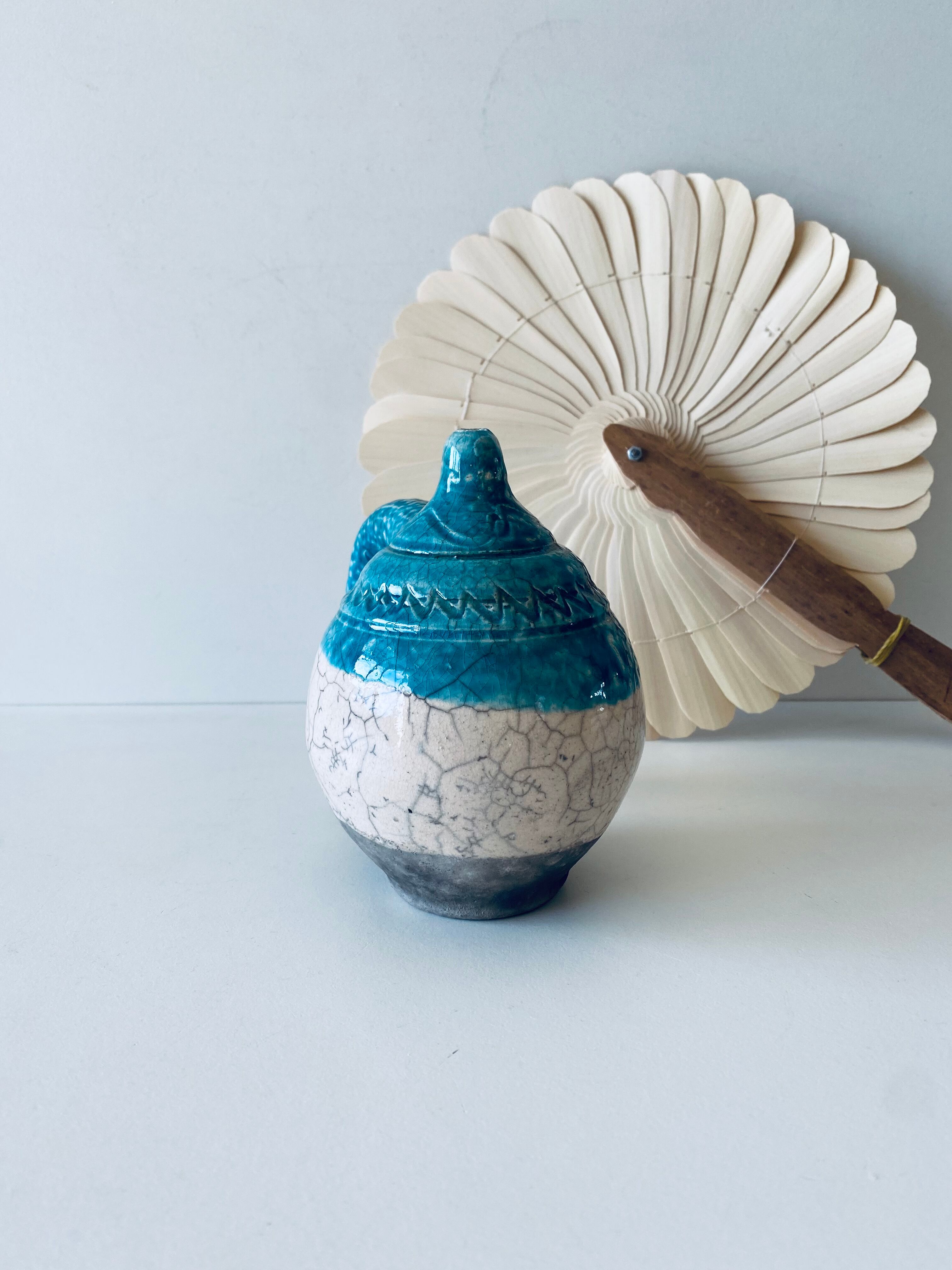 Poterie en terre cuite émaillée bleu et crème
