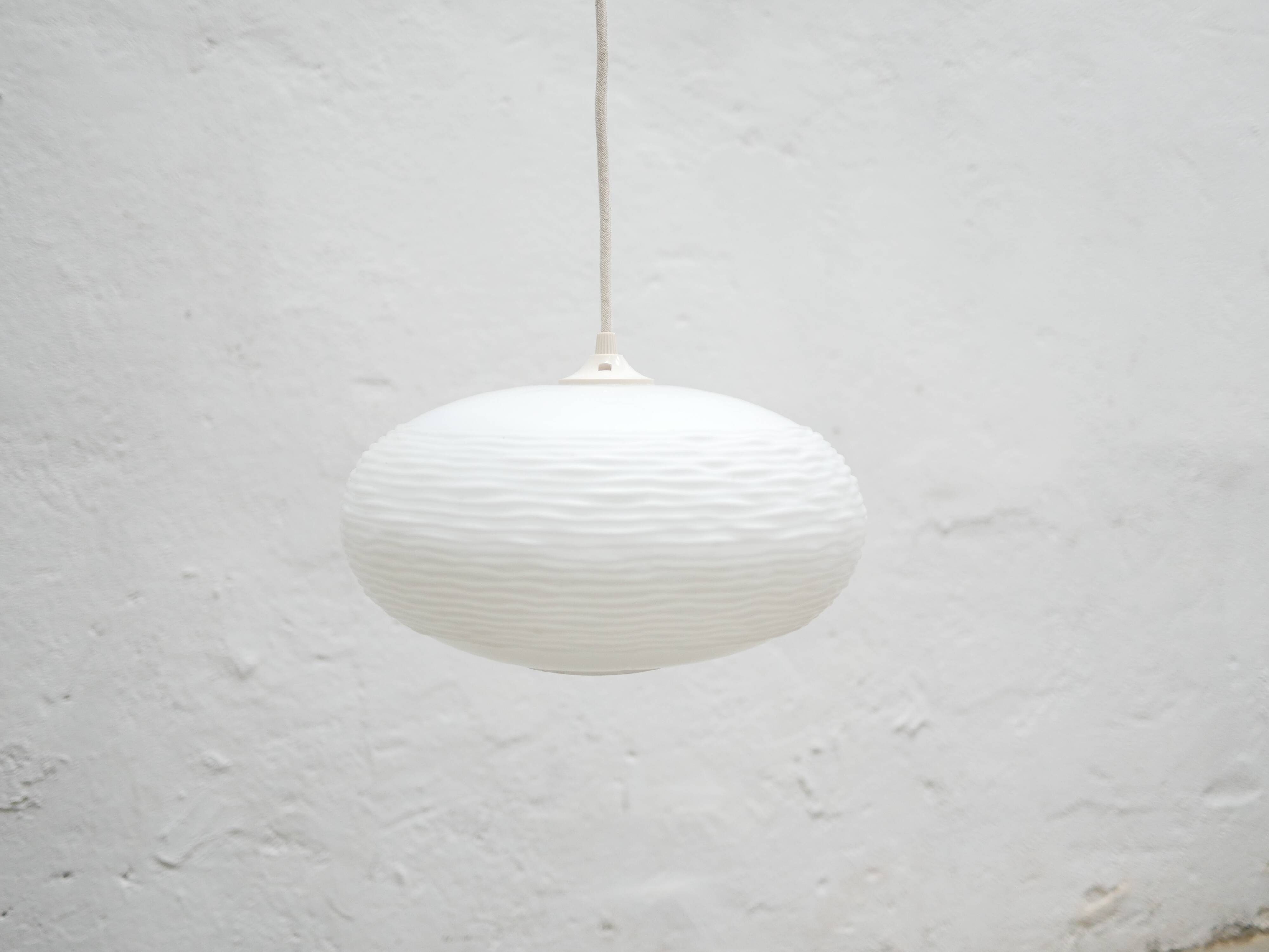 Suspension vintage en verre dépoli blanc