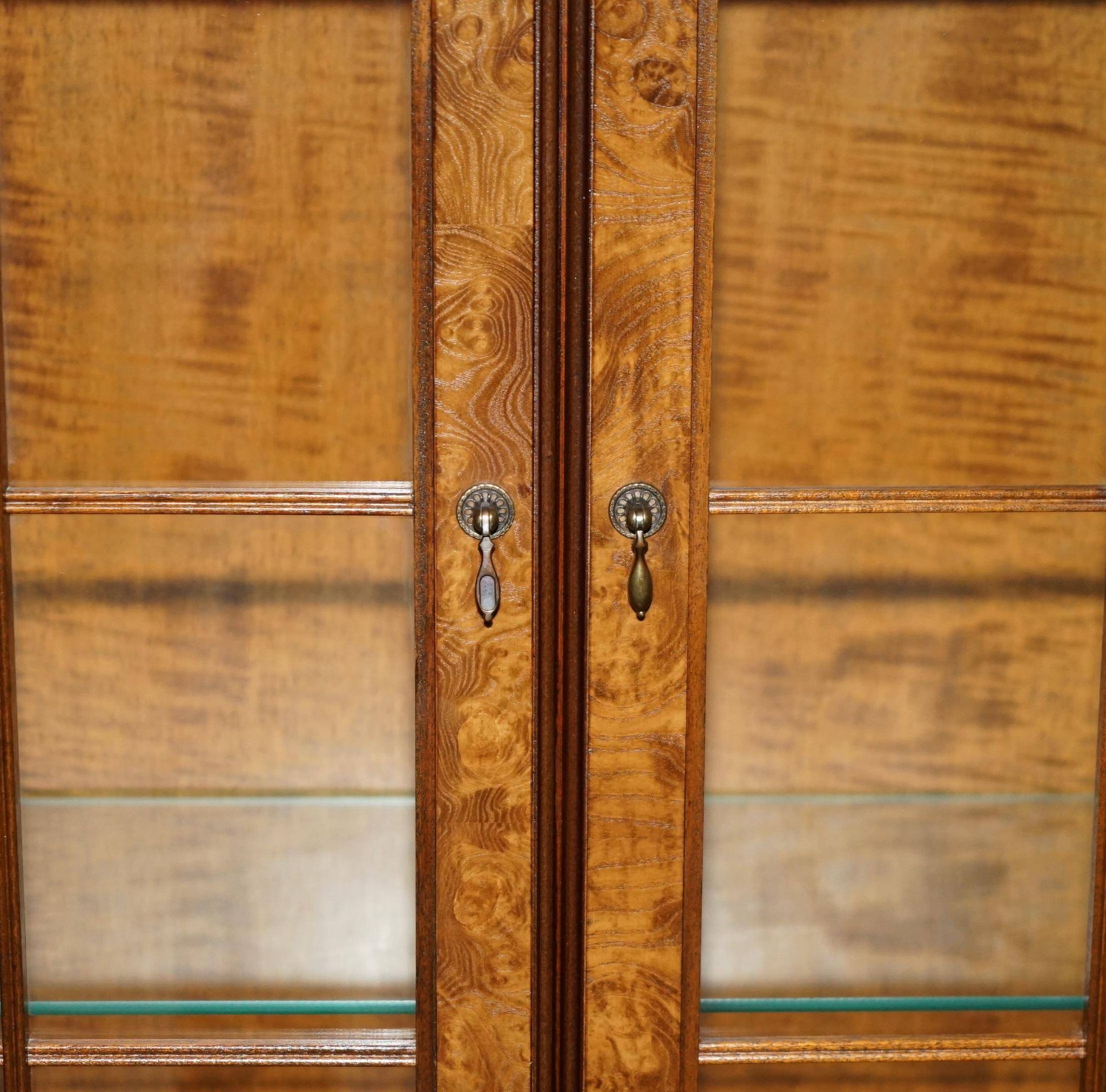 Buffet vintage en noyer burr avec vitres et éclairage, style Art Deco