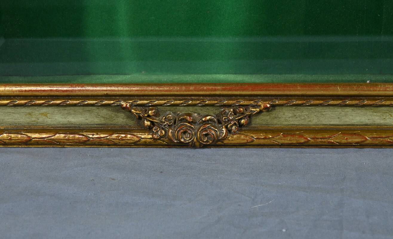 Vitrine Murale en Bois Doré – Milieu XXe