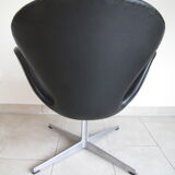 Swan armchairs in black leather by Arne Jacobsen for Fritz Hansen