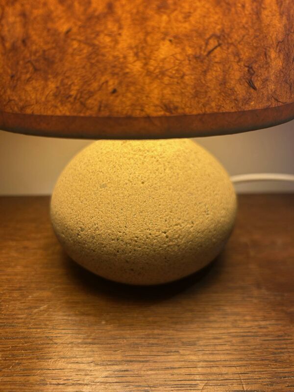 lampe en pierre avec son abat jour en fleurs séchées 1970