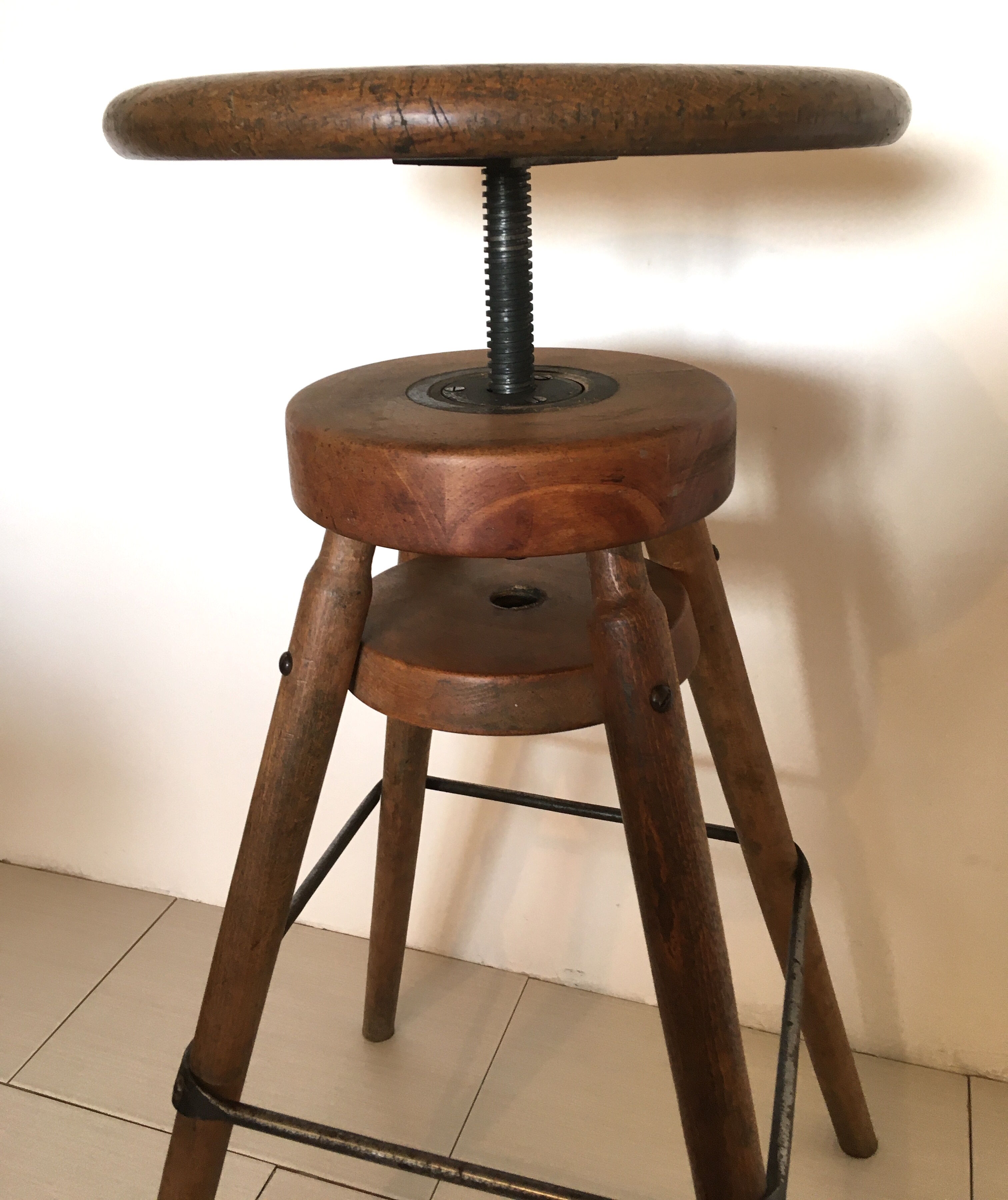 Adjustable screw stool