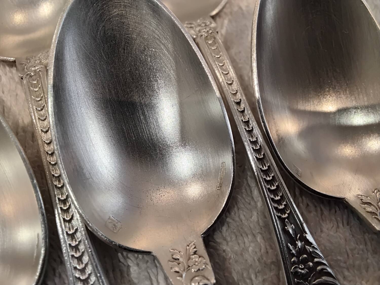 11 silver-plated metal teaspoons, Boulenger LXV scales