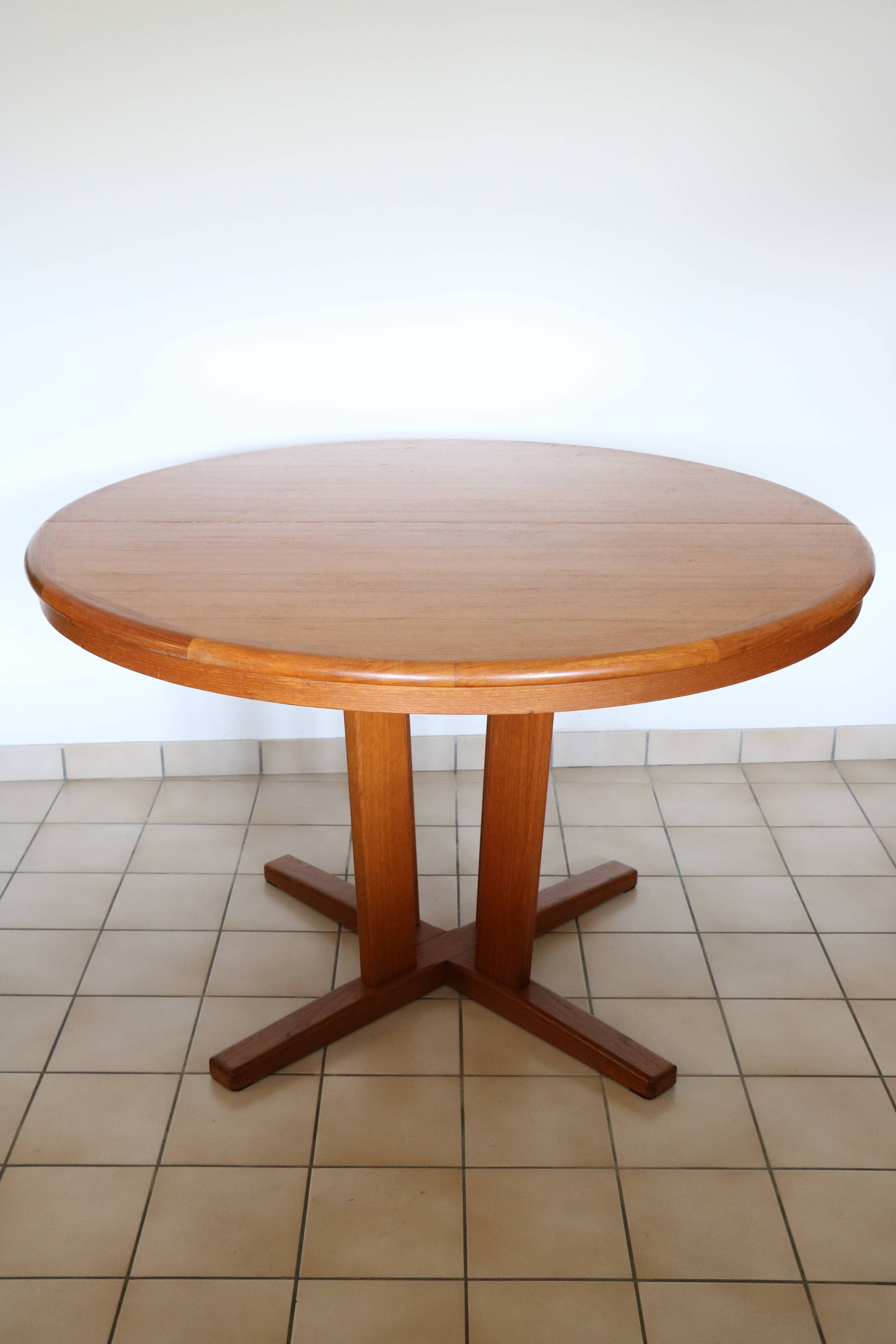 Extendable round table, teak, 1960
