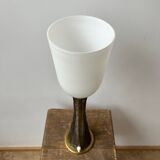 Lampe de table Sonja Katzin mid-century laiton et verre opalin