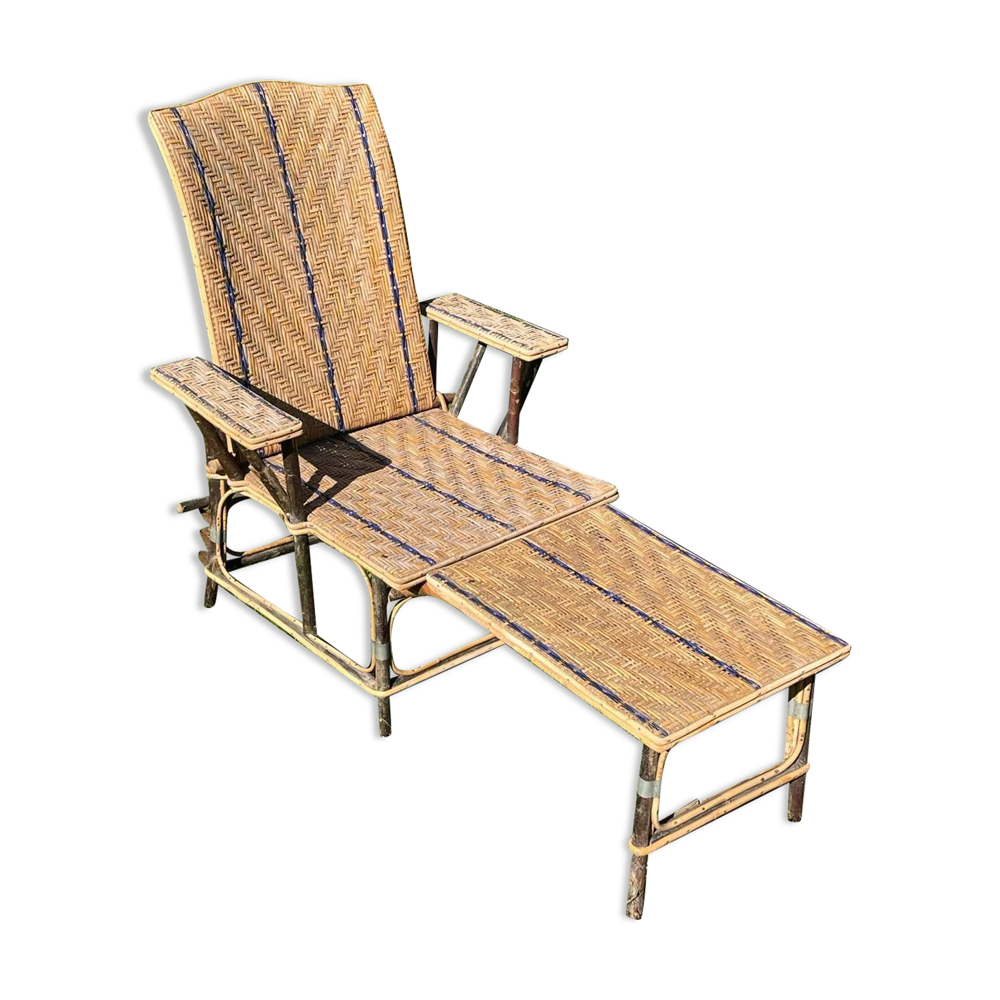 Braided wicker chaise longue, rattan and chestnut
