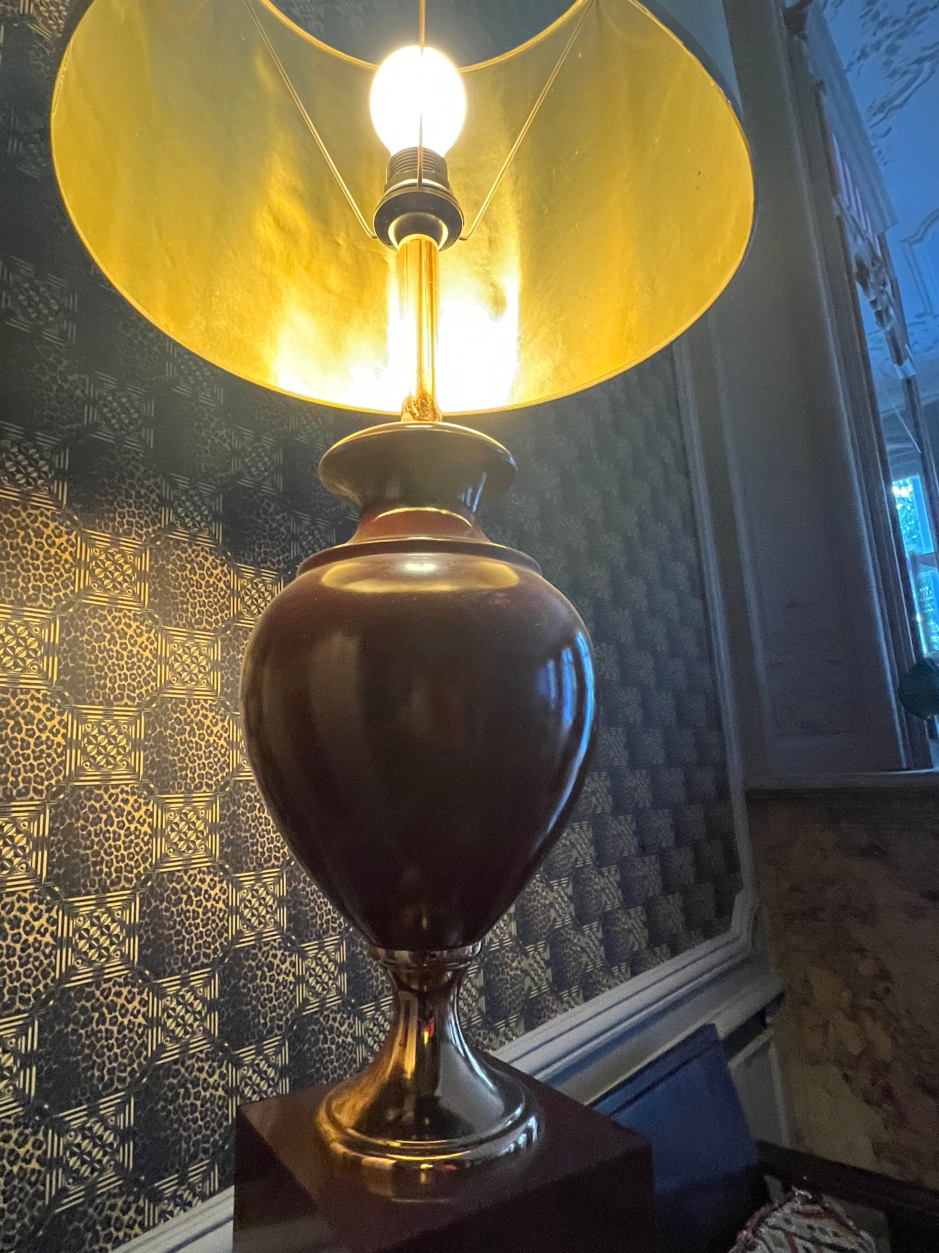 Ceramic and burgundy lacquered metal lamp