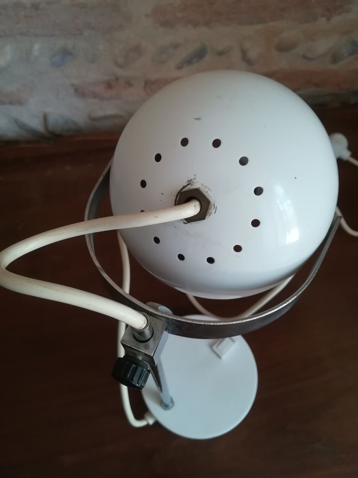 Lamp on foot eyeball