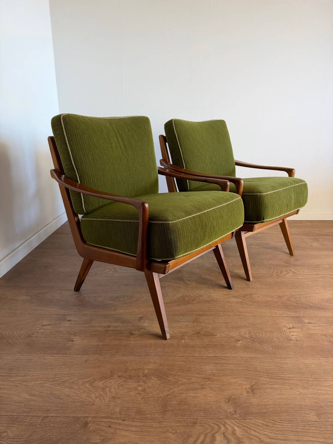 Paire de fauteuils vintage en bois et tissu