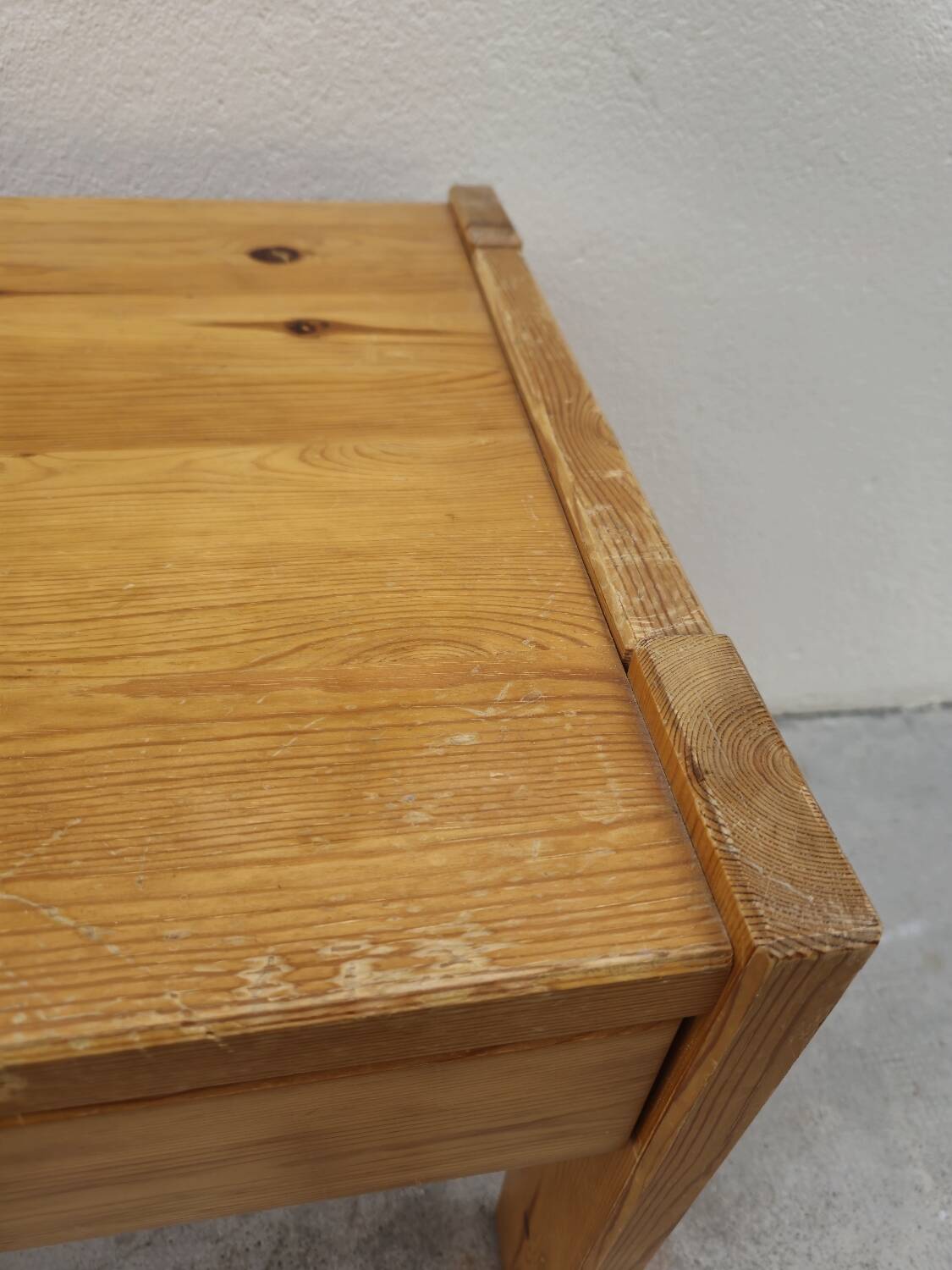 Regain bedside table in vintage pine