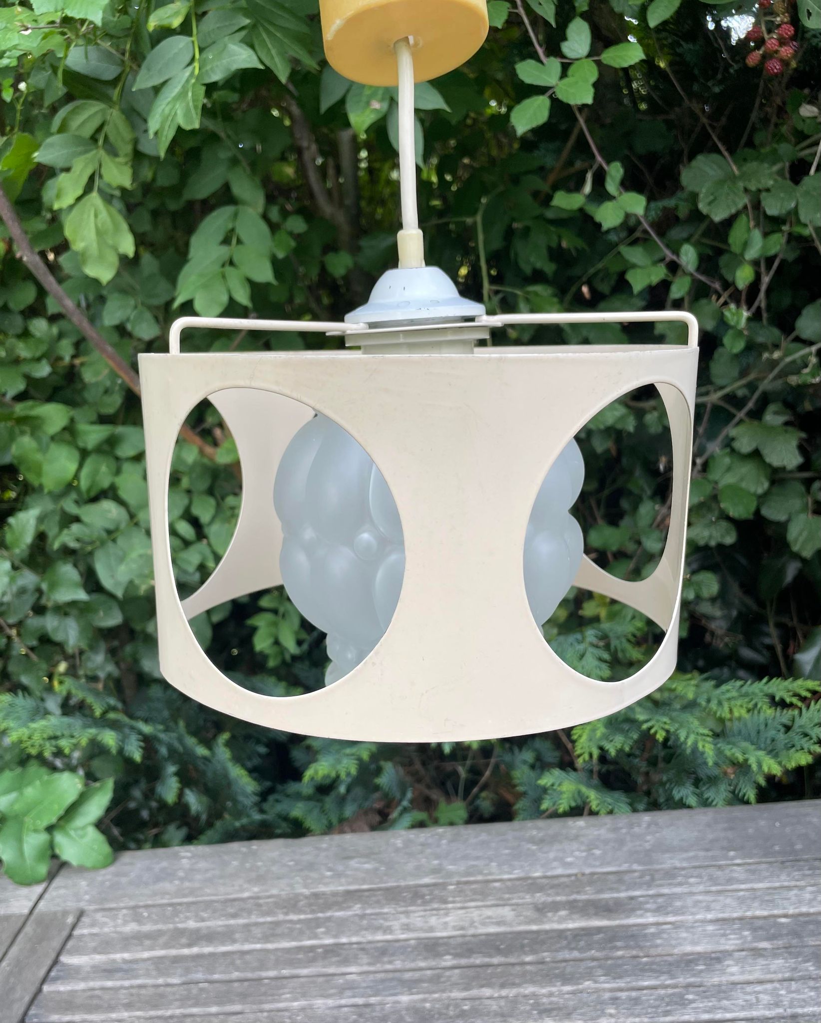 Suspension in bubbled frosted glass with its openwork entourage 70s