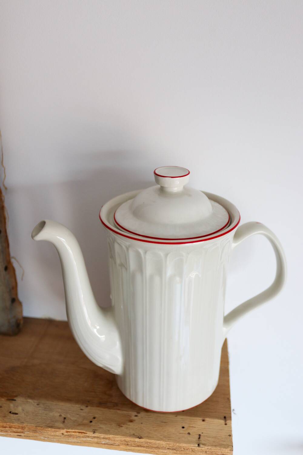 White porcelain coffee pot with red stripes – Model “Acanthus”