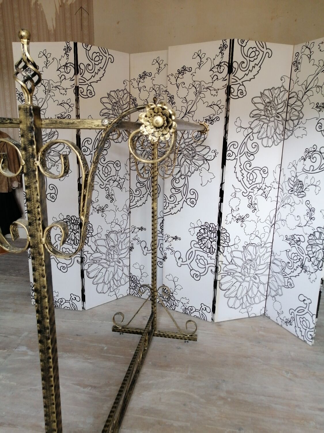 Clothes hanger in metal