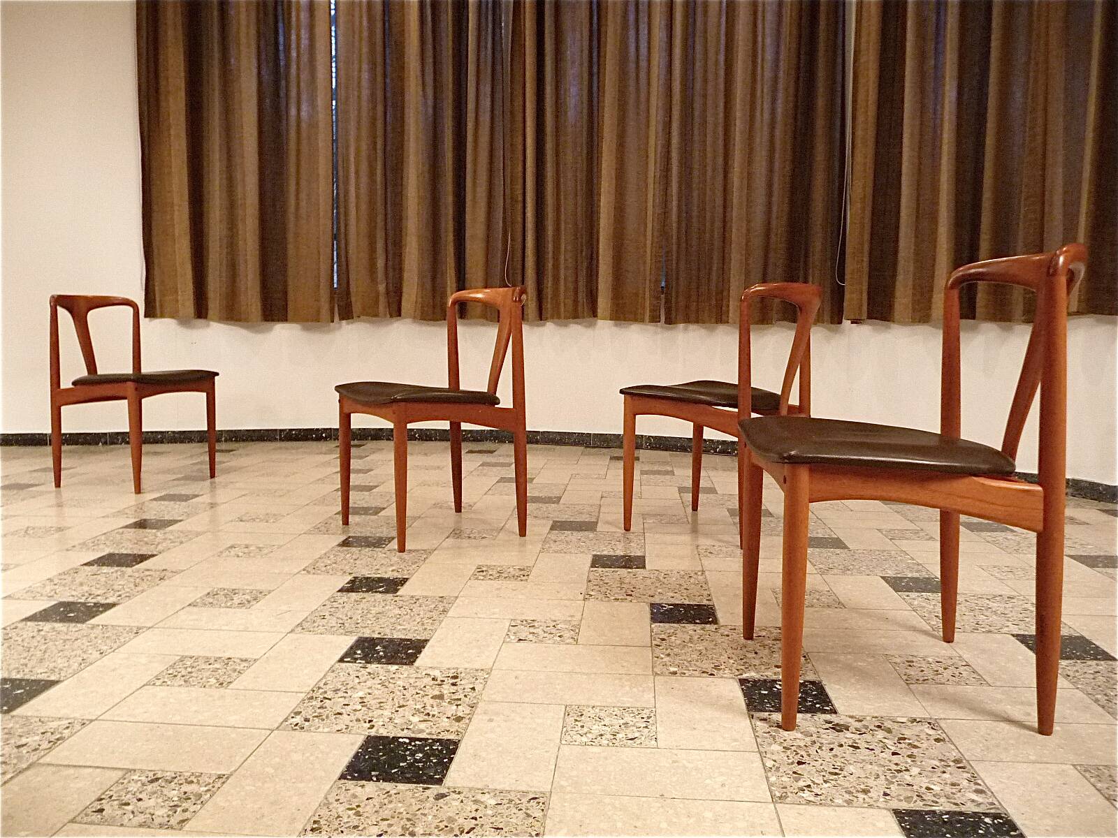 Ensemble de 4 chaises de salle à manger "Juliane" en teck par Johannes Andersen pour Uldum, Danemark 1960