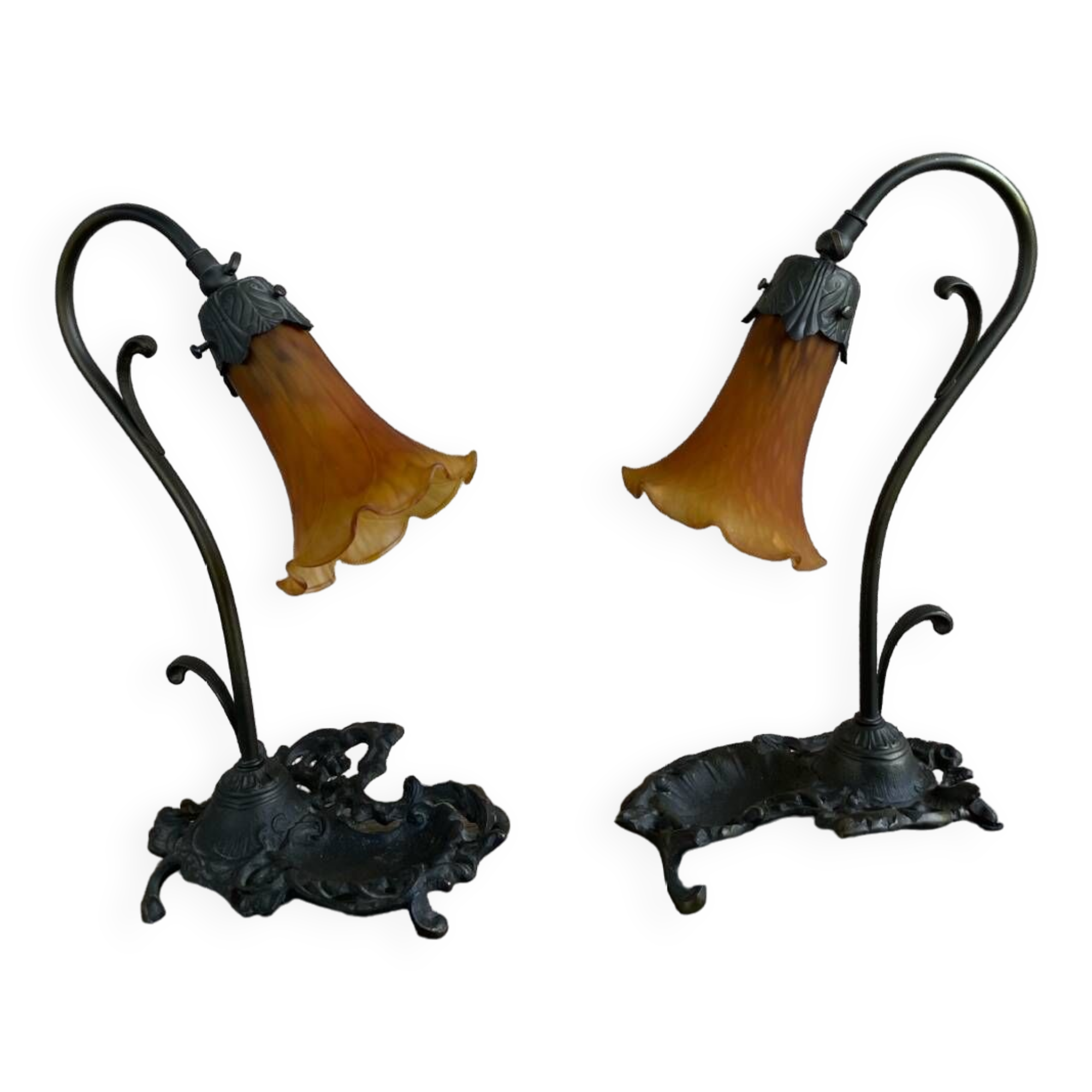 2 lampes en bronze avec abat-jours en tulipes