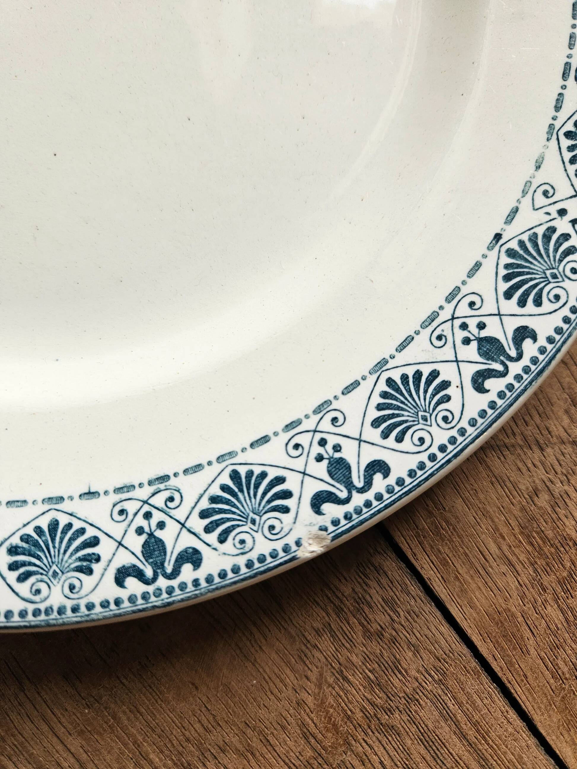 Assiettes plates anciennes dépareillées terre de fer