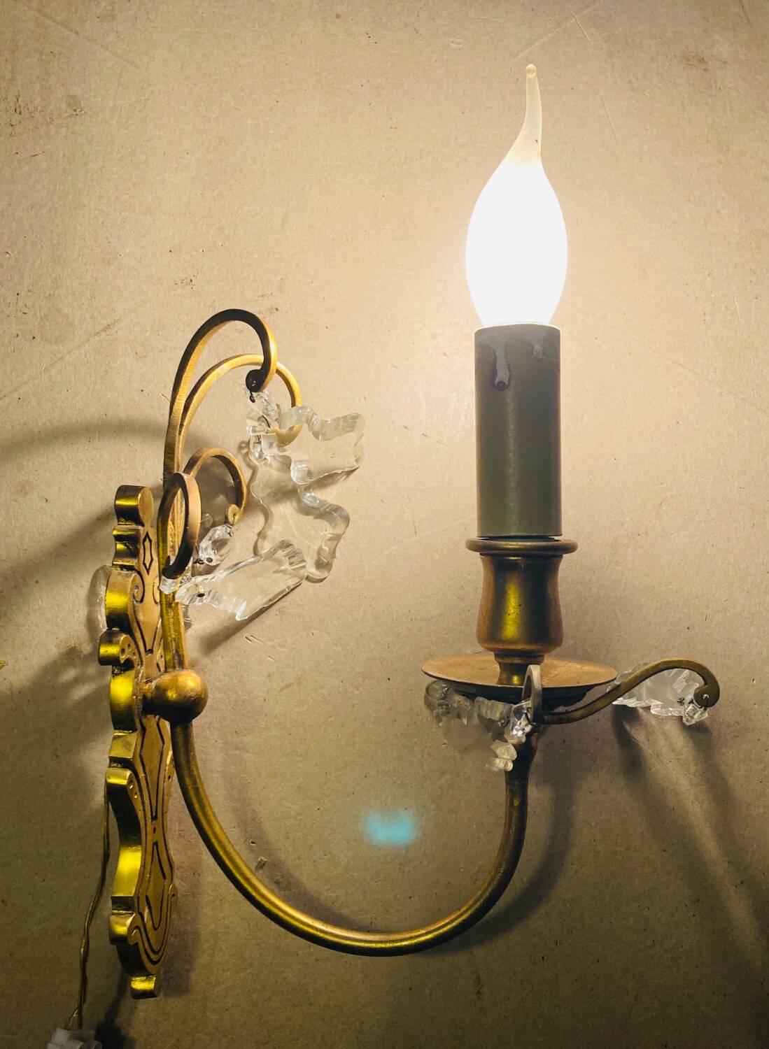 Applique en laiton + pampilles en verres époque milieu XXe