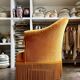 Fauteuil crapaud en velours ocre