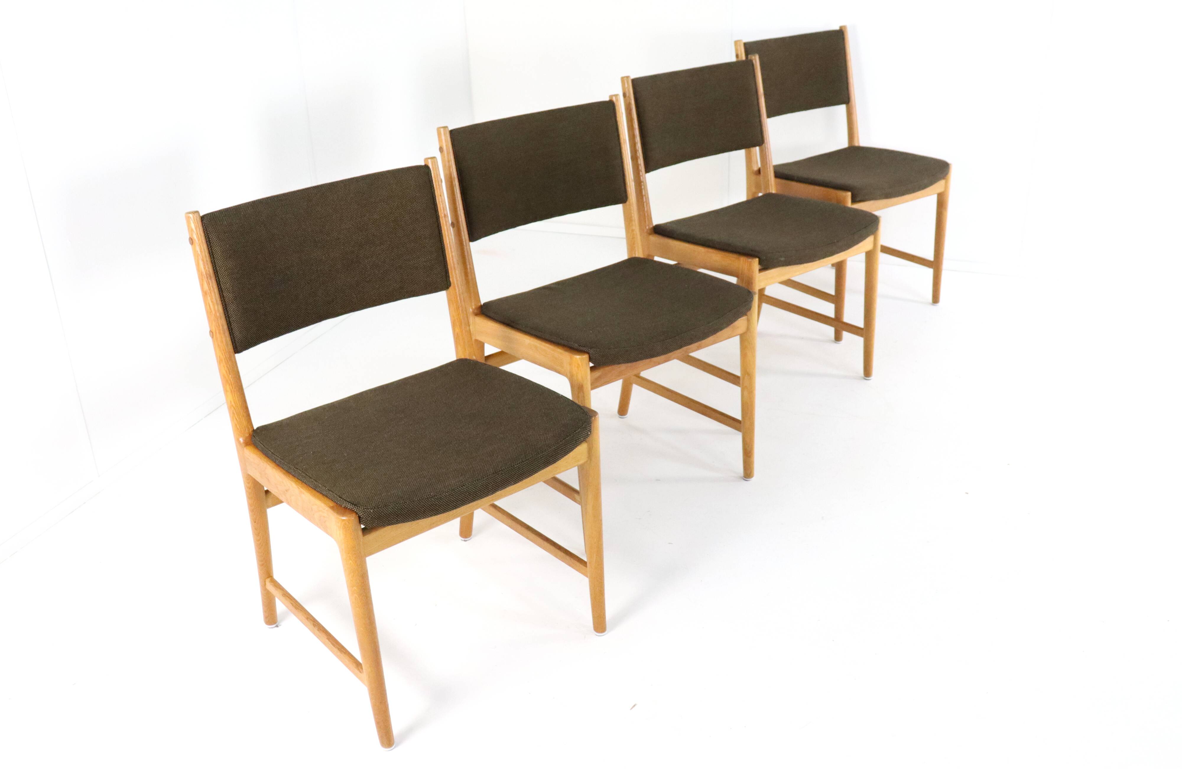 Set 4 Kai Lyngfeldt Larsen voor Soren Willasden stoelen