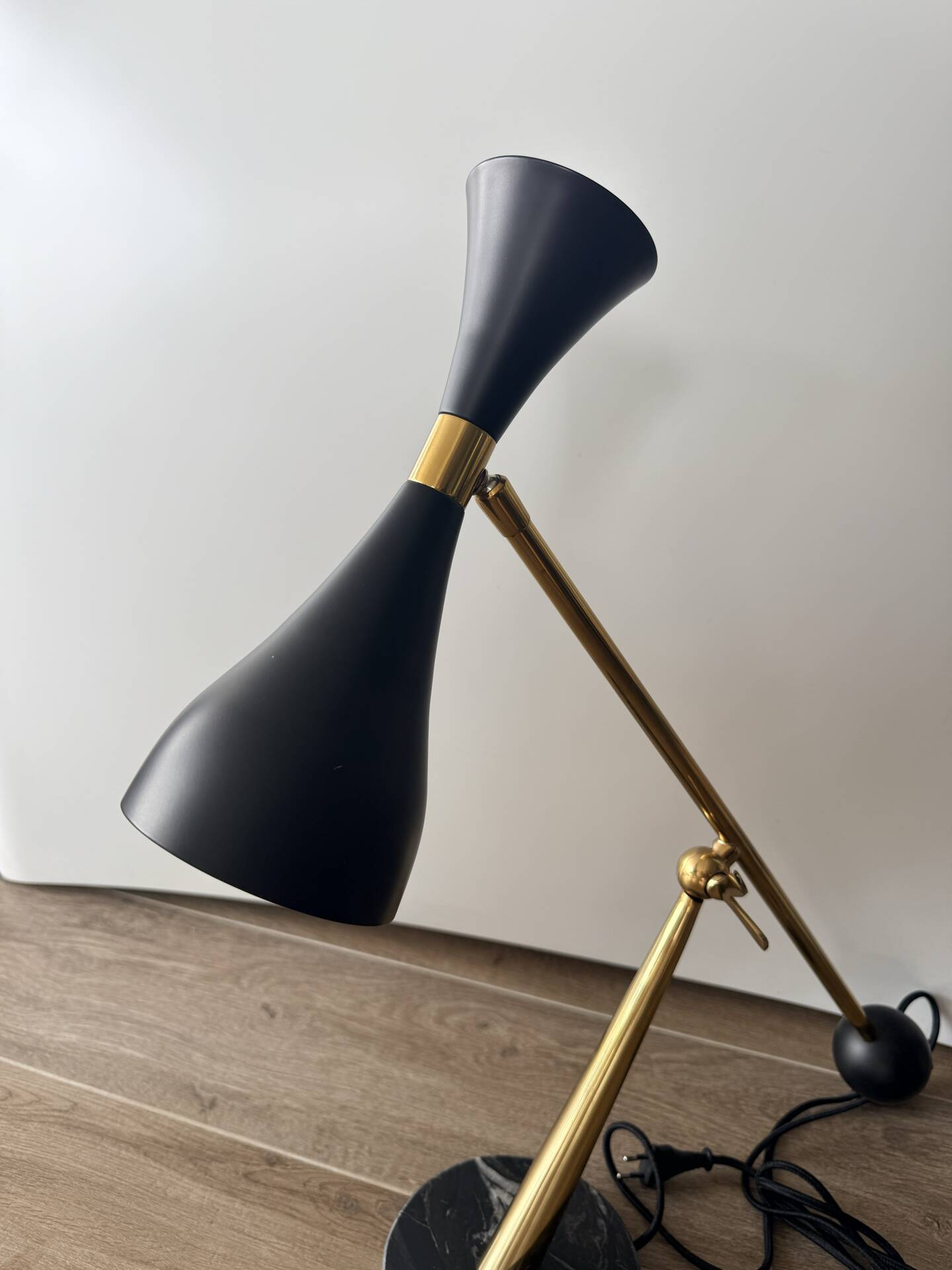 Eichholtz Cordero desk lamp in brass, black metal and marble.
