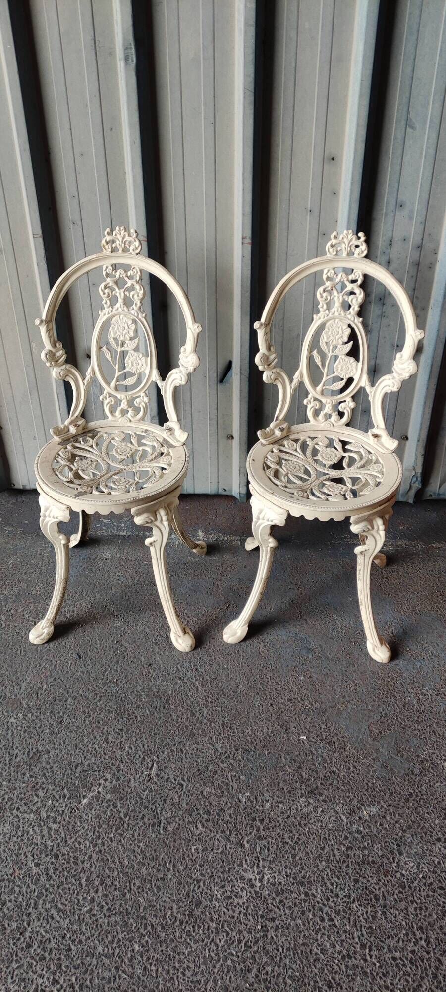 Pair of outdoor chairs in cast aluminum floral decoration