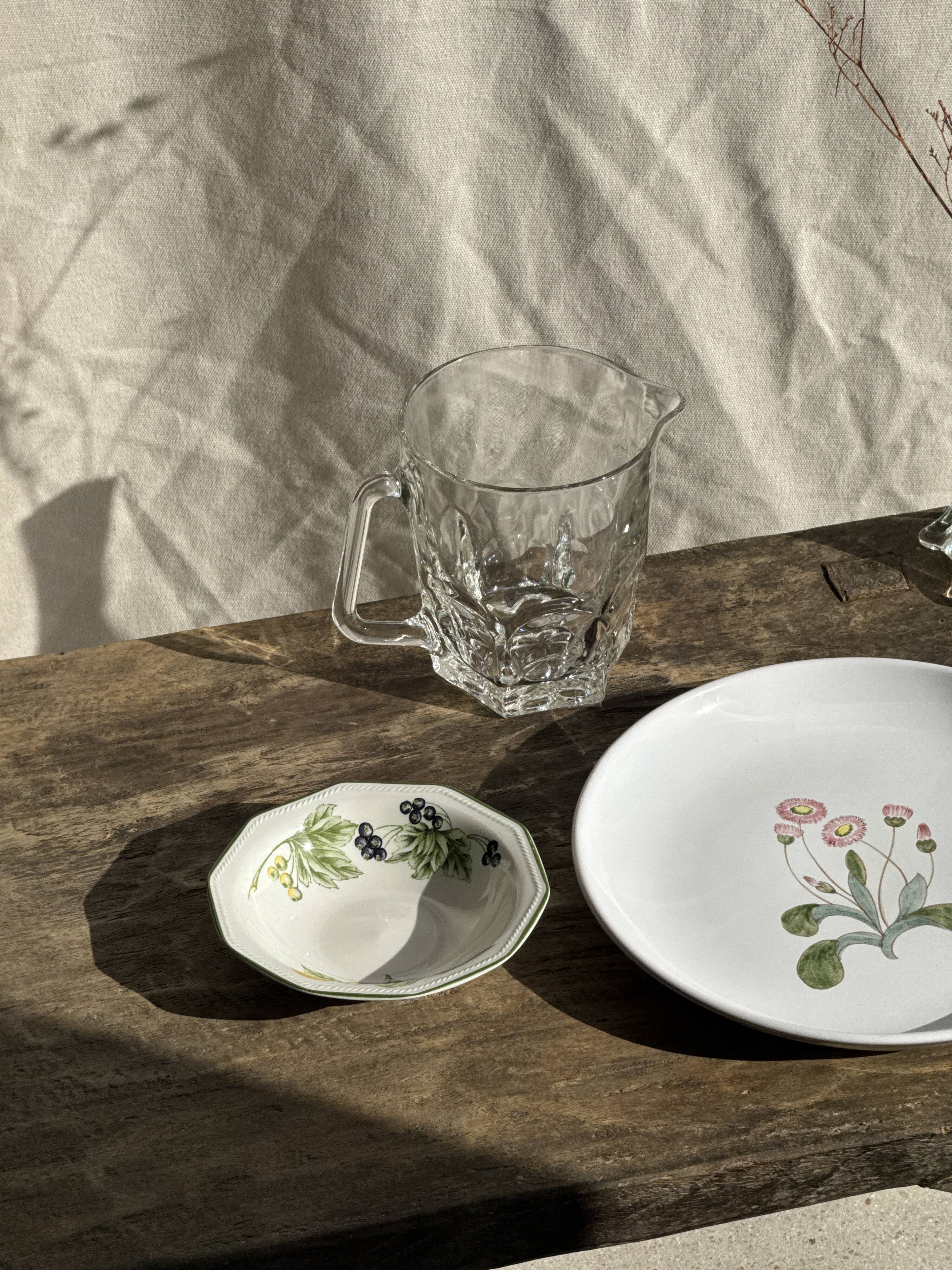 Set of 11 fruit-patterned bowls The Chartwell Collection England D17