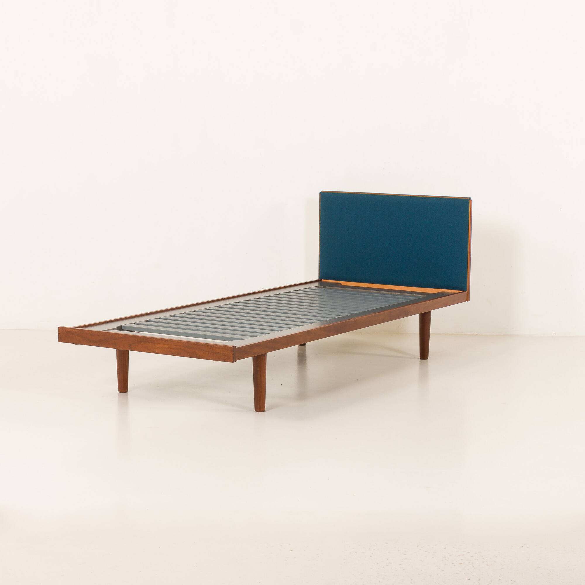 Lit en teck avec tête de lit rembourrée par Hans Wegner pour Getama, Danemark 1960