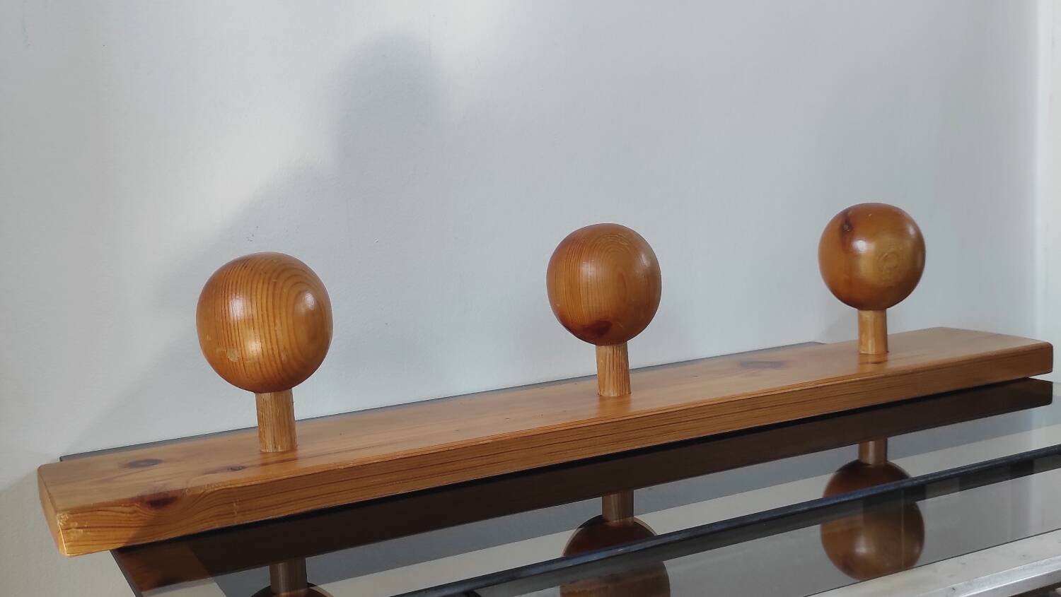 Wall-mounted coat rack with 3 ball hooks in solid pine – Scandinavian design