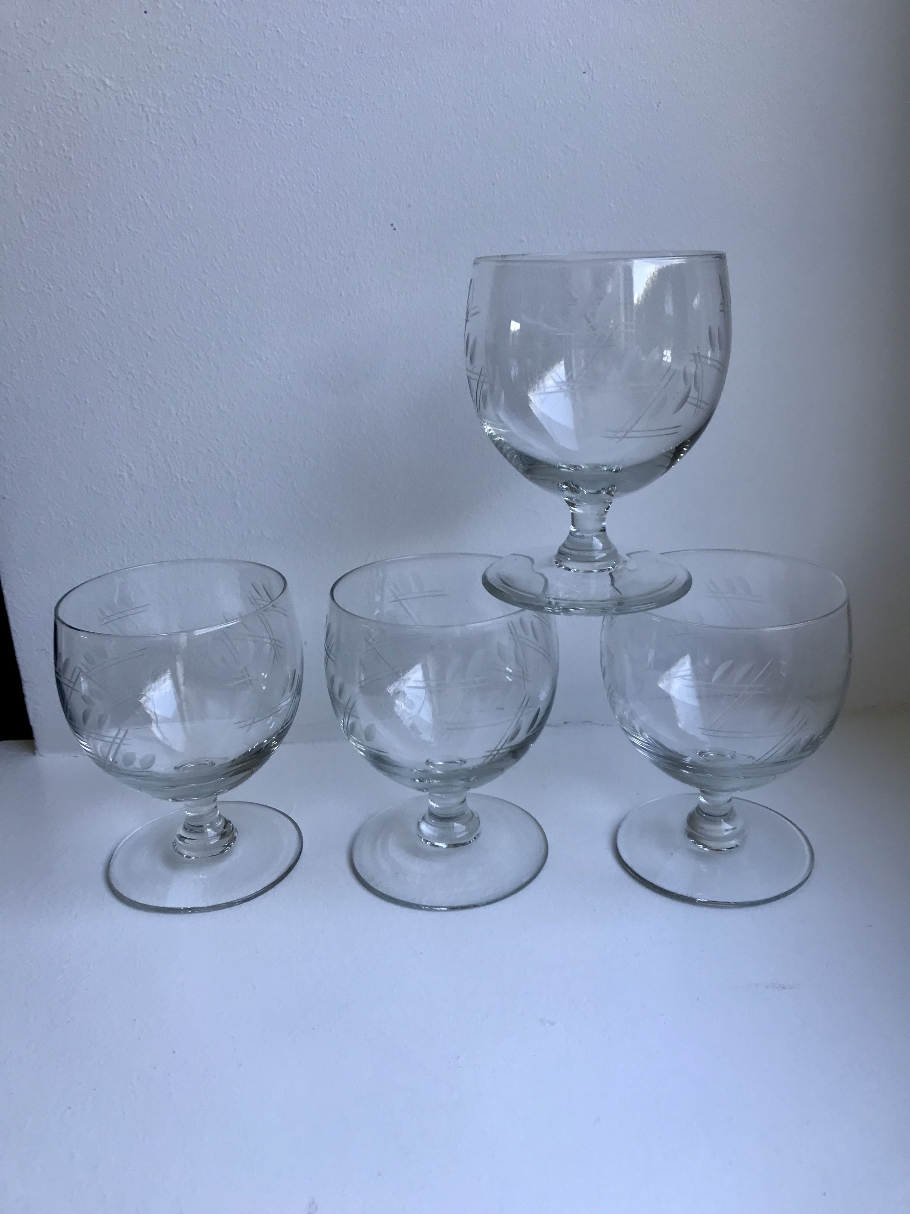 Set of 4 round crystal wine glasses engraved 50s