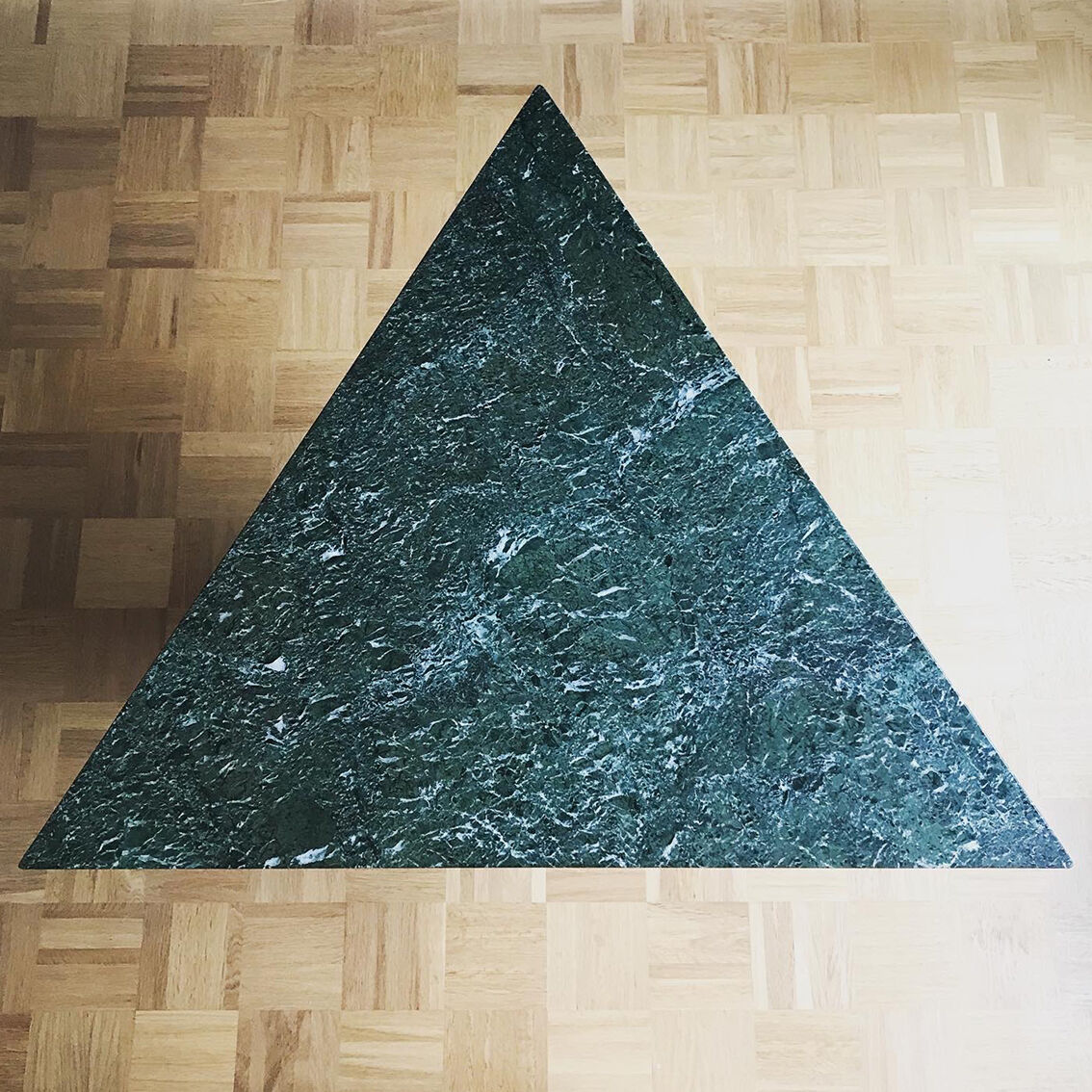 Table triangulaire en marbre d’Alpi verde années 1960