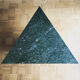Table triangulaire en marbre d’Alpi verde années 1960