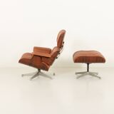 Fauteuil lounge avec repose-pieds en cuir aniline, conçu par Charles et Ray Eames
