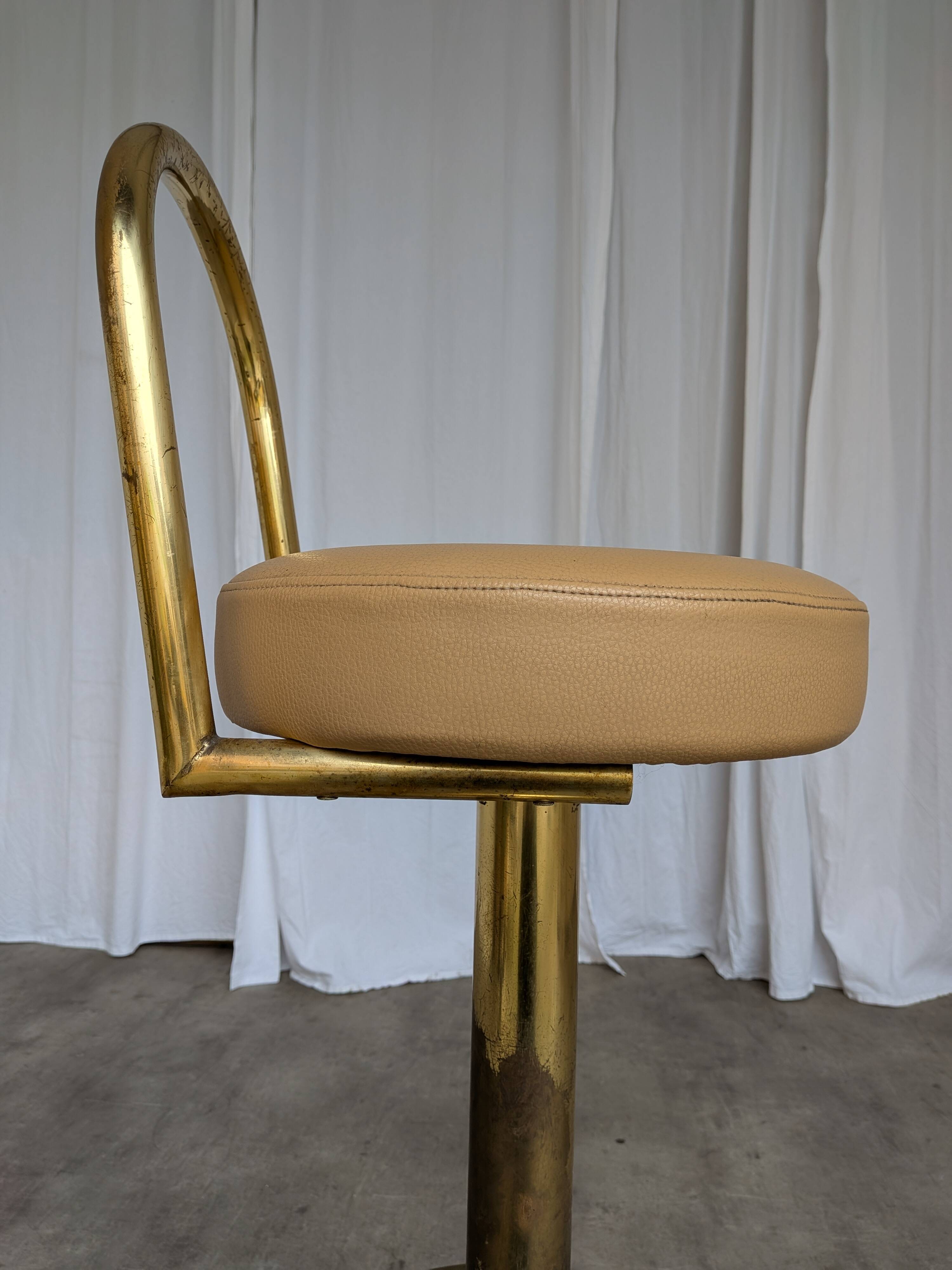 Tabouret de bar italien mid-century modern en laiton et cuir