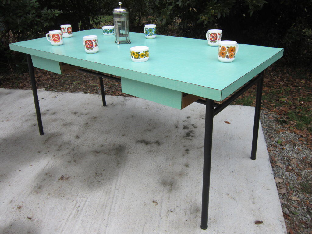 Table metal and formica