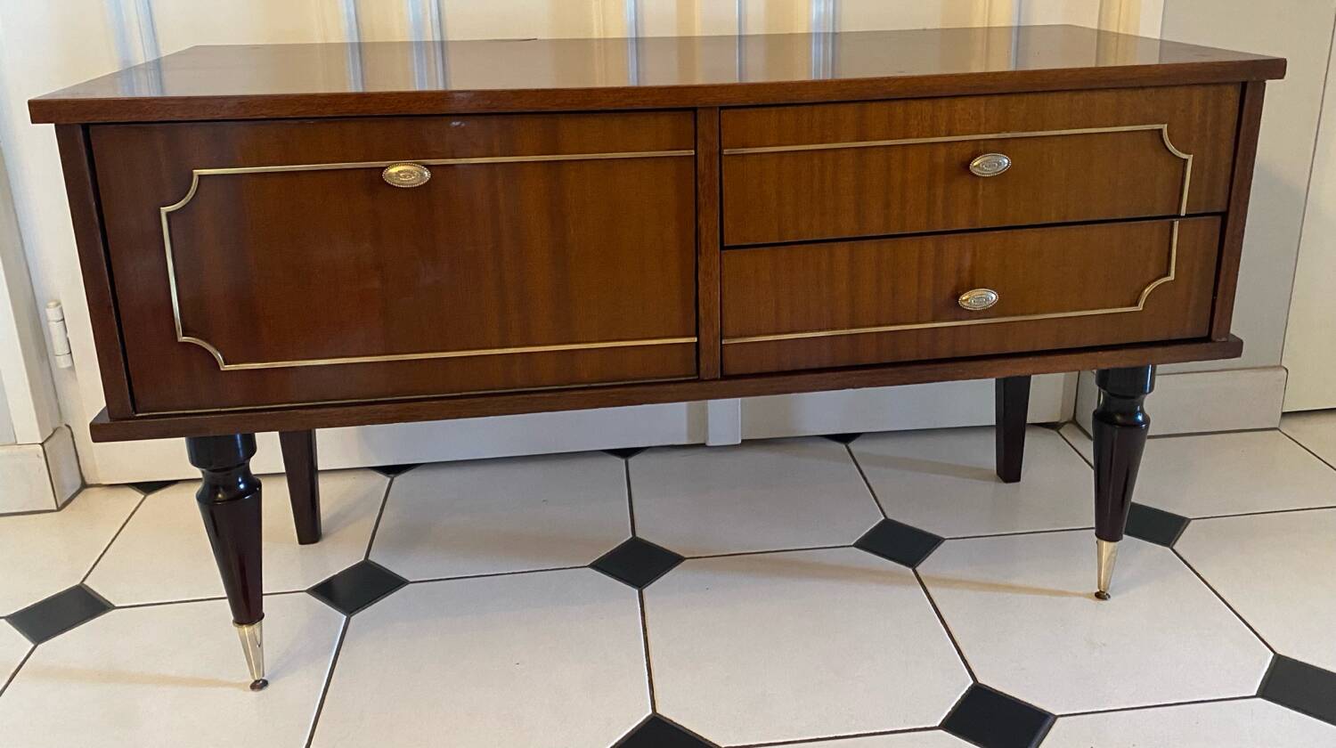 Scandinavian dressing table with triptych mirror