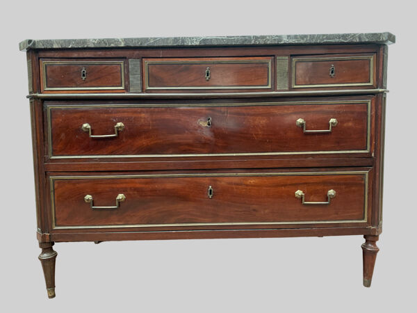 Commode de style Lois XVI en acajou dessus de marbre gris veiné XIX siècle