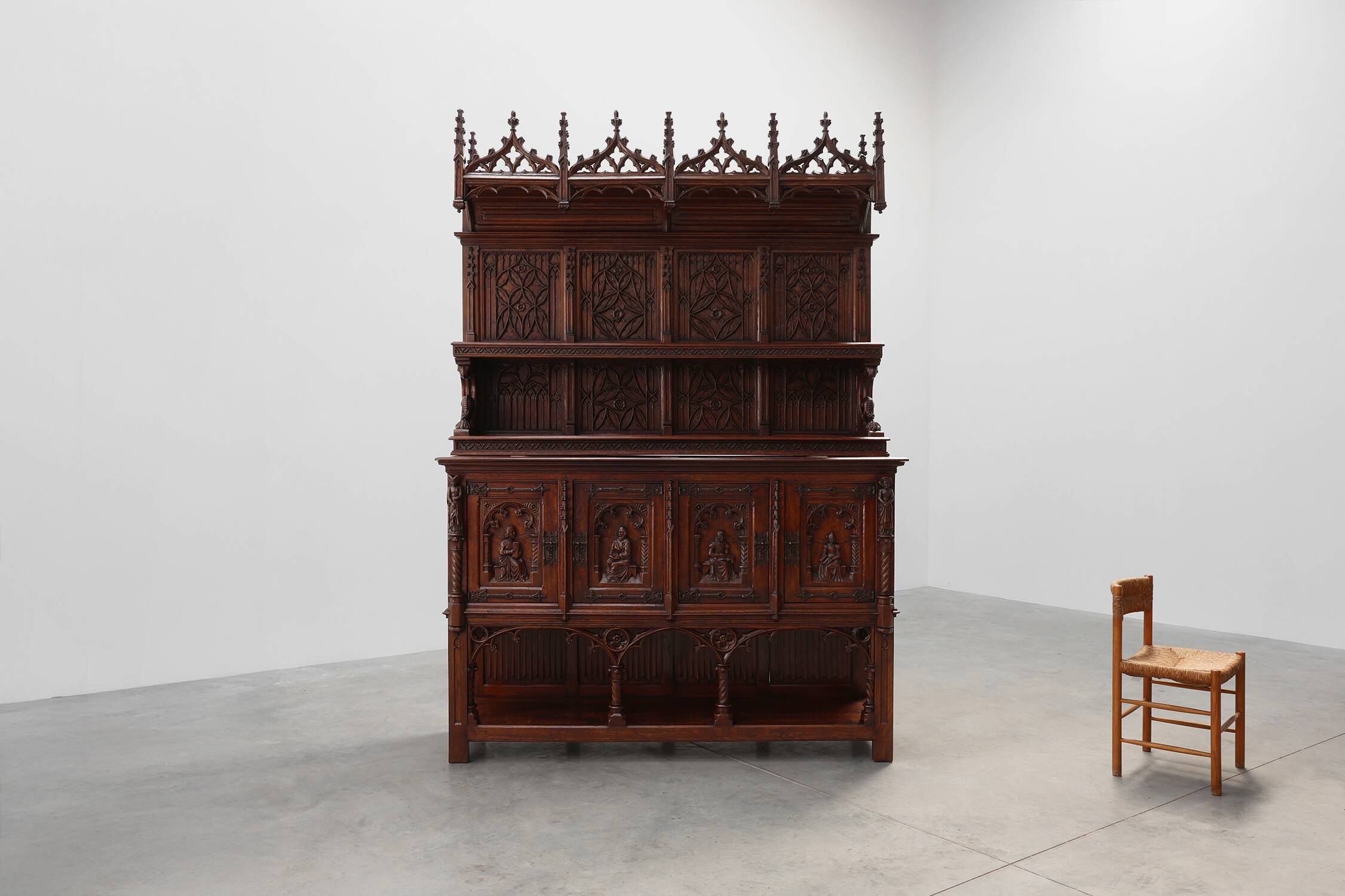 Rare grande armoire néogothique en chêne sculpté à la main du début du XIXe siècle