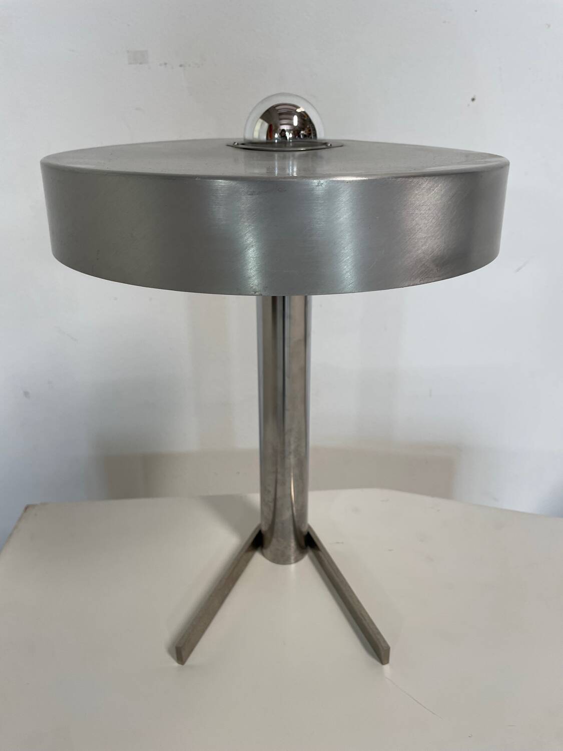 Vintage metal boomerang foot desk lamp