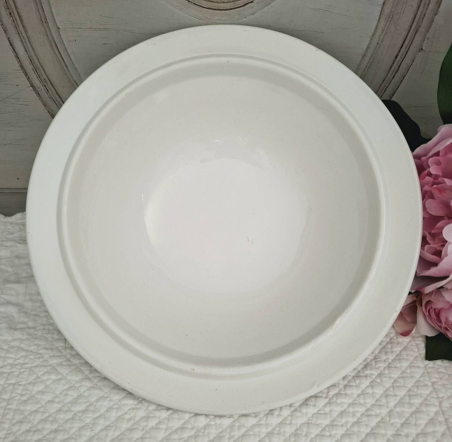 Antique deep plates in ironstone with a soup tureen.