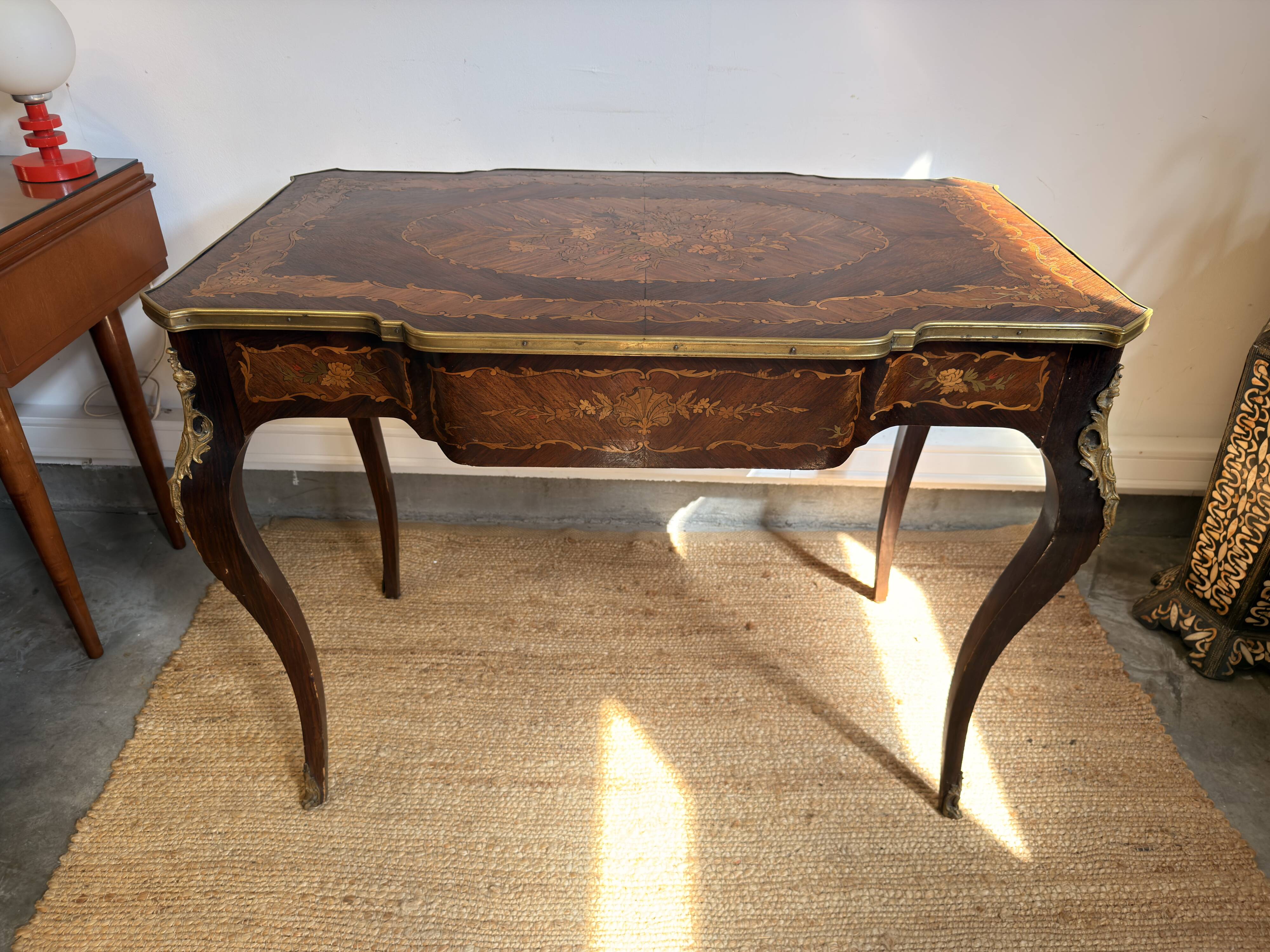Louis XV style desk inlaid with floral decoration – One drawer