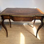 Louis XV style desk inlaid with floral decoration – One drawer