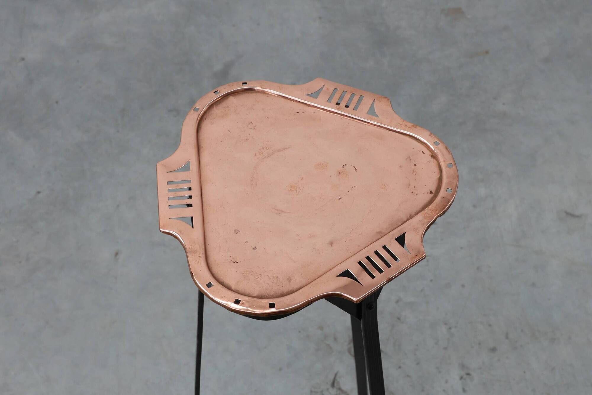 Table d'appoint Art Nouveau en métal et cuivre dans le style de Gustave Serrurier-Bovy