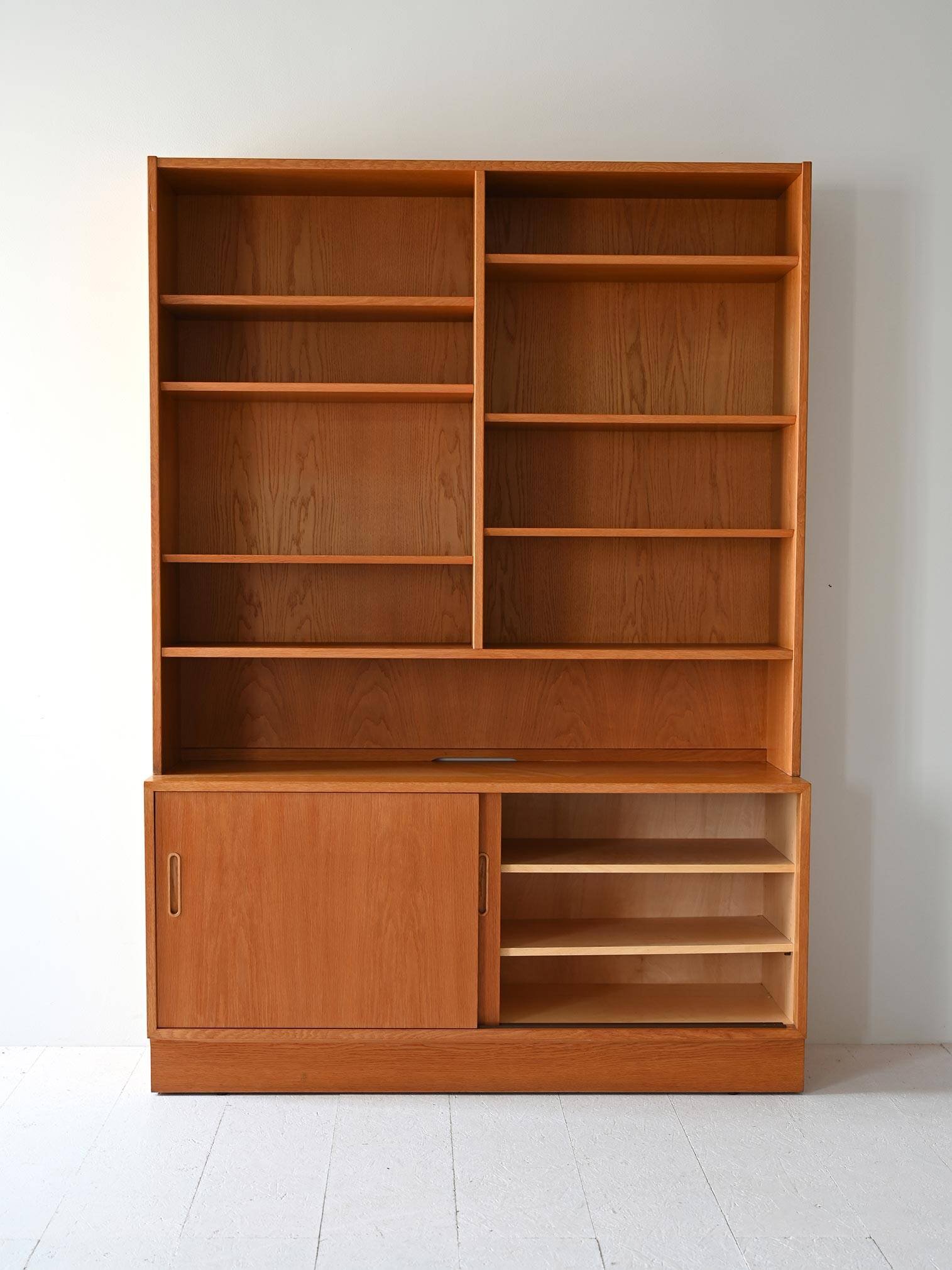 Bibliothèque scandinave avec compartiment de rangement