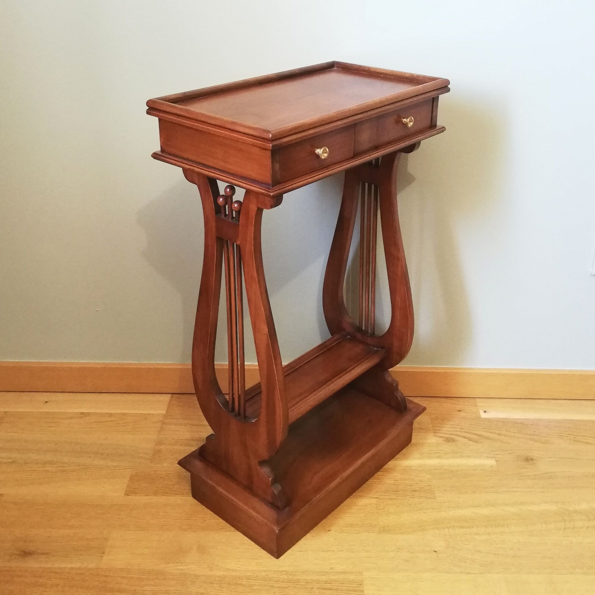 Pedestal table or English cherry saddle with lyre feet