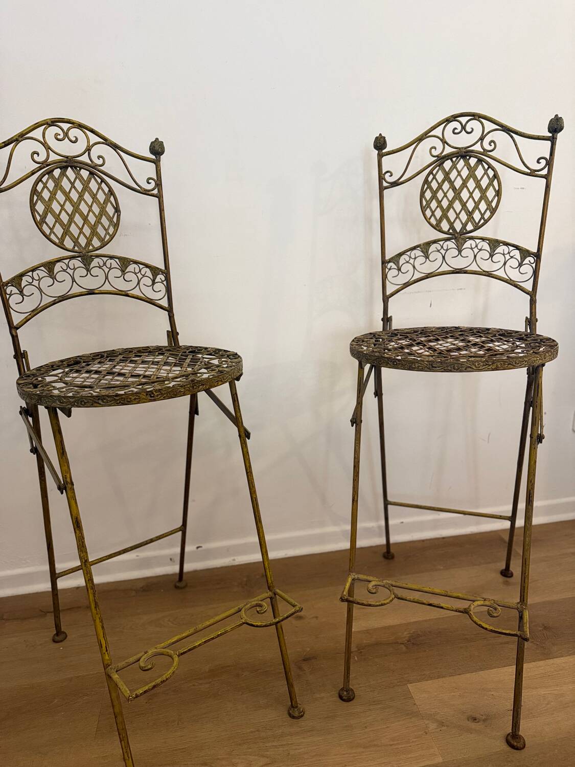 Paire de chaises hautes pliantes en fer forgé – Patine ocre – Style Ja